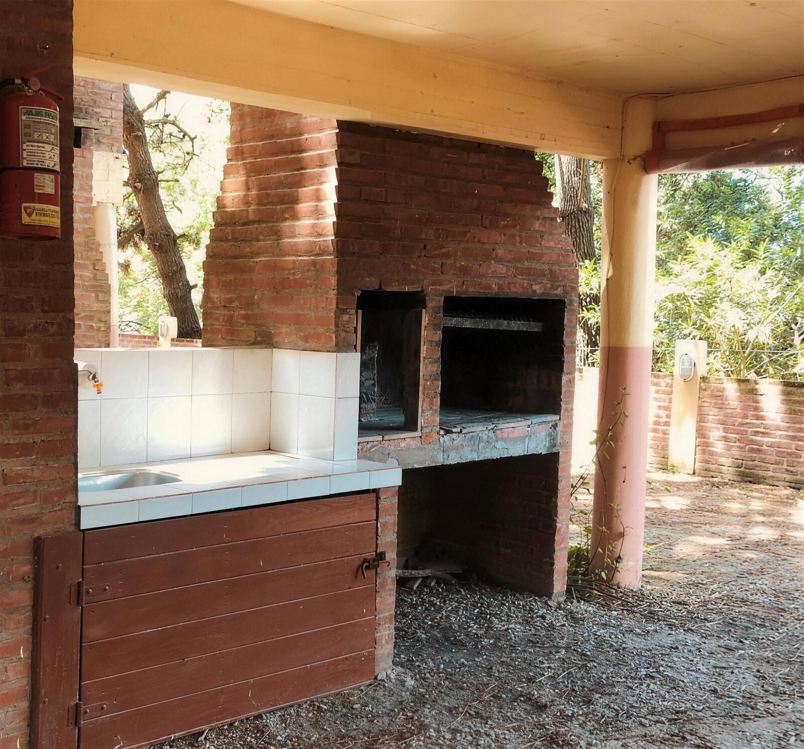 Parrilla de ladrillo con mesada y pileta de lavado